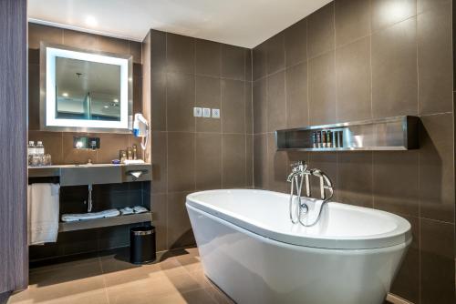 hilton garden inn bangkok silom