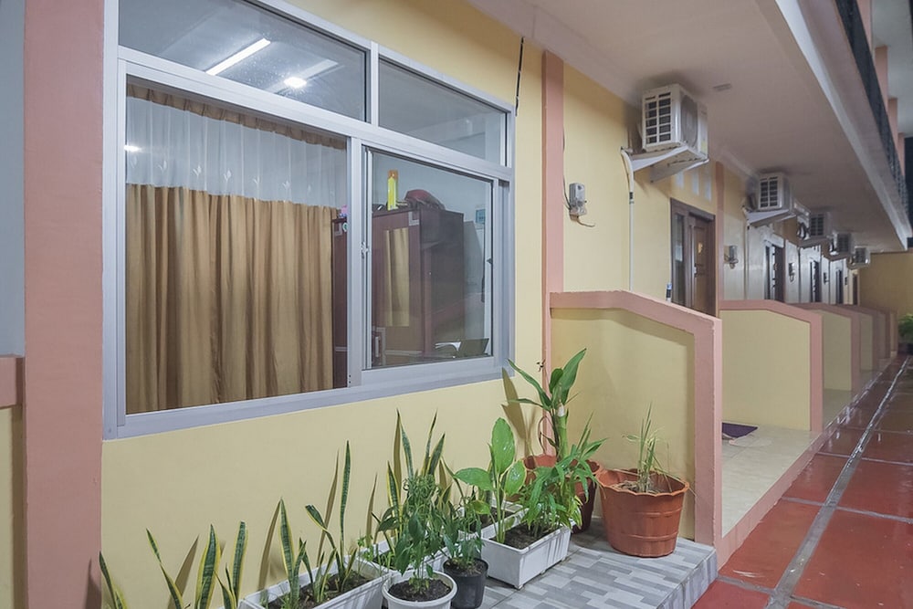 reddoorz near rsud dr abdul aziz