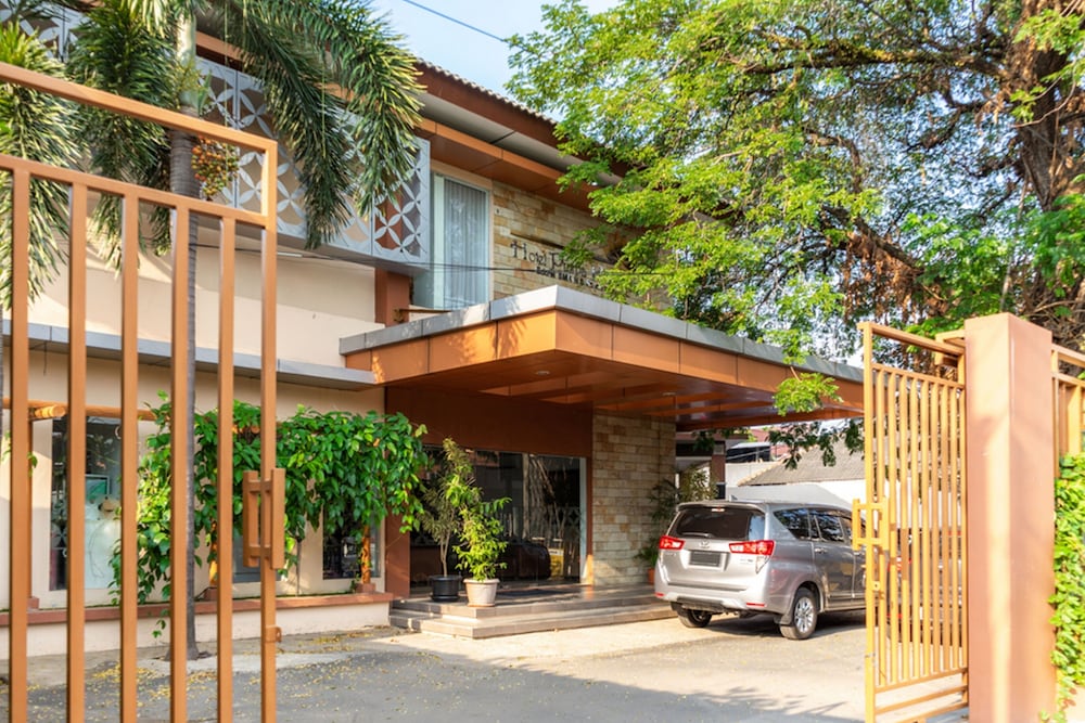 reddoorz plus syariah near java supermall semarang 2