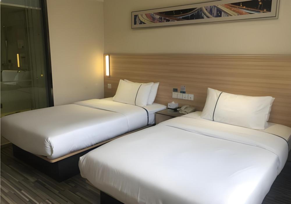 city comfort inn wuhan dongwu avenue light rail station