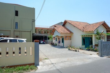 reddoorz near alun alun pati