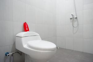 reddoorz near alun alun kudus 2