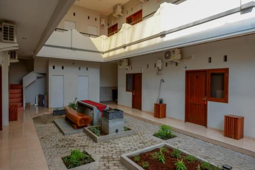 reddoorz near alun alun kudus 2