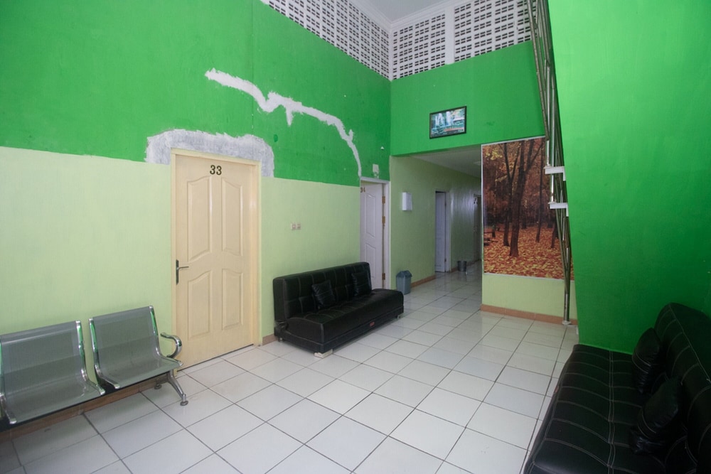 reddoorz frans seda kupang