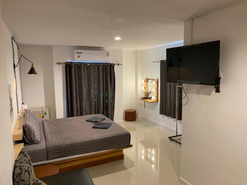 m hostel and cafe at khao kho