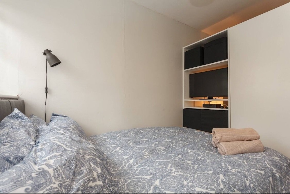 cozy private studio at redbridge