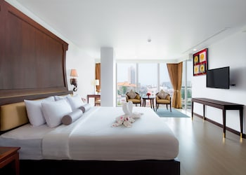 aiyara grand hotel