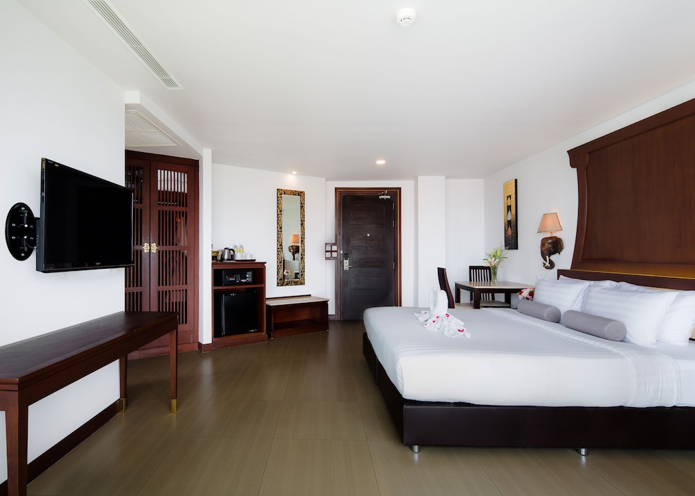 aiyara grand hotel