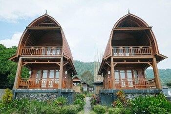 villa kedisan lake view redpartner