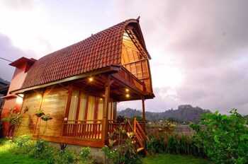 villa kedisan lake view redpartner