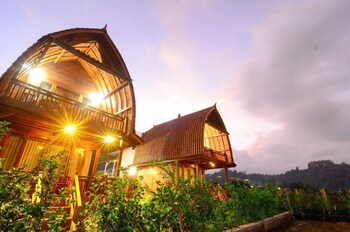 villa kedisan lake view redpartner