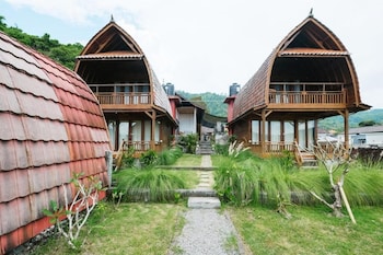 villa kedisan lake view redpartner