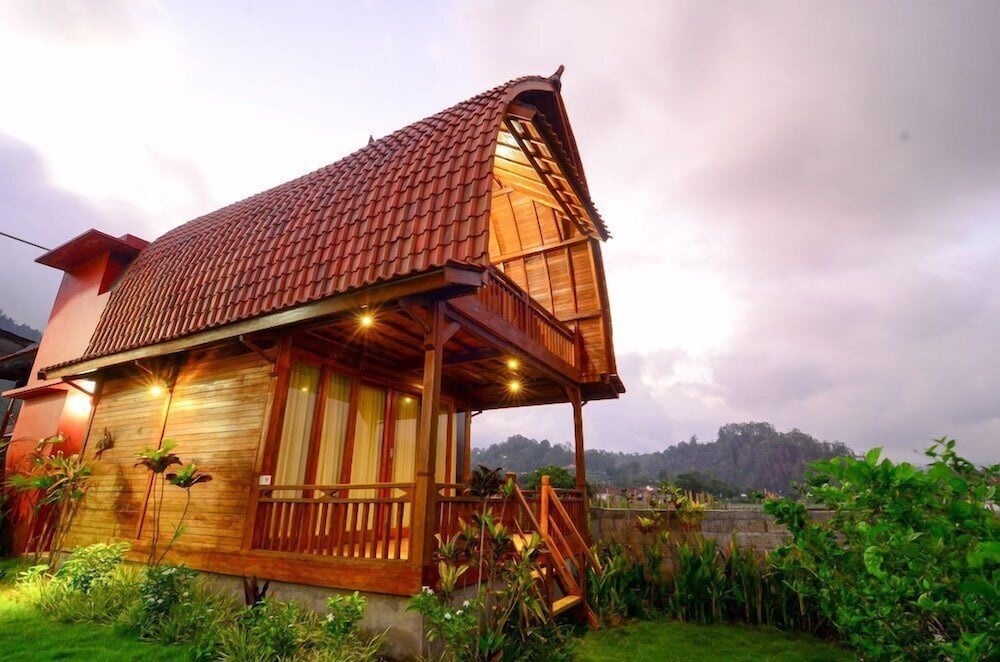 villa kedisan lake view redpartner