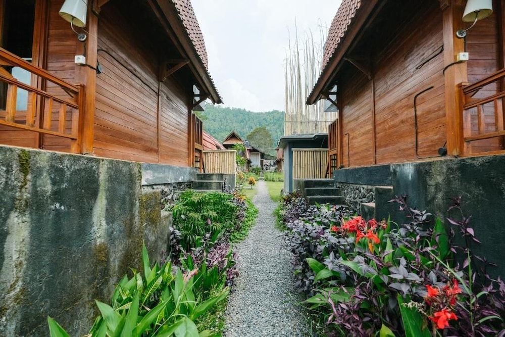 villa kedisan lake view redpartner