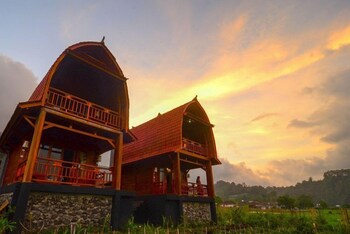 villa kedisan lake view redpartner