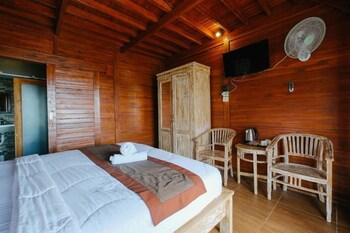 villa kedisan lake view redpartner