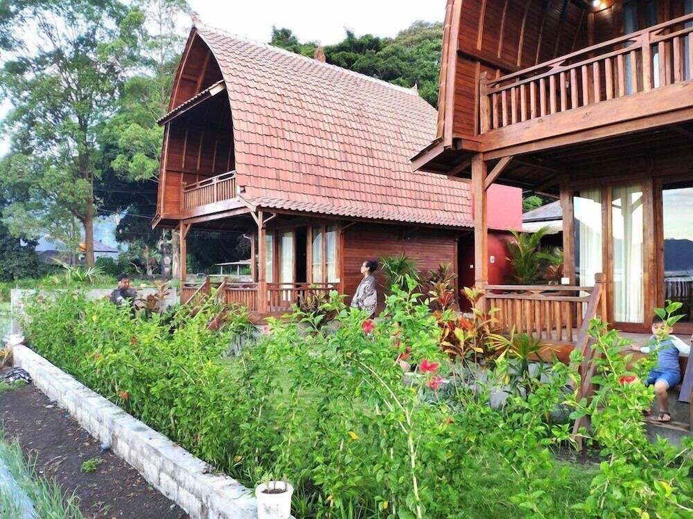 villa kedisan lake view redpartner
