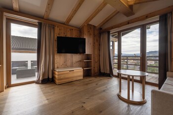 hotel emmy five elements