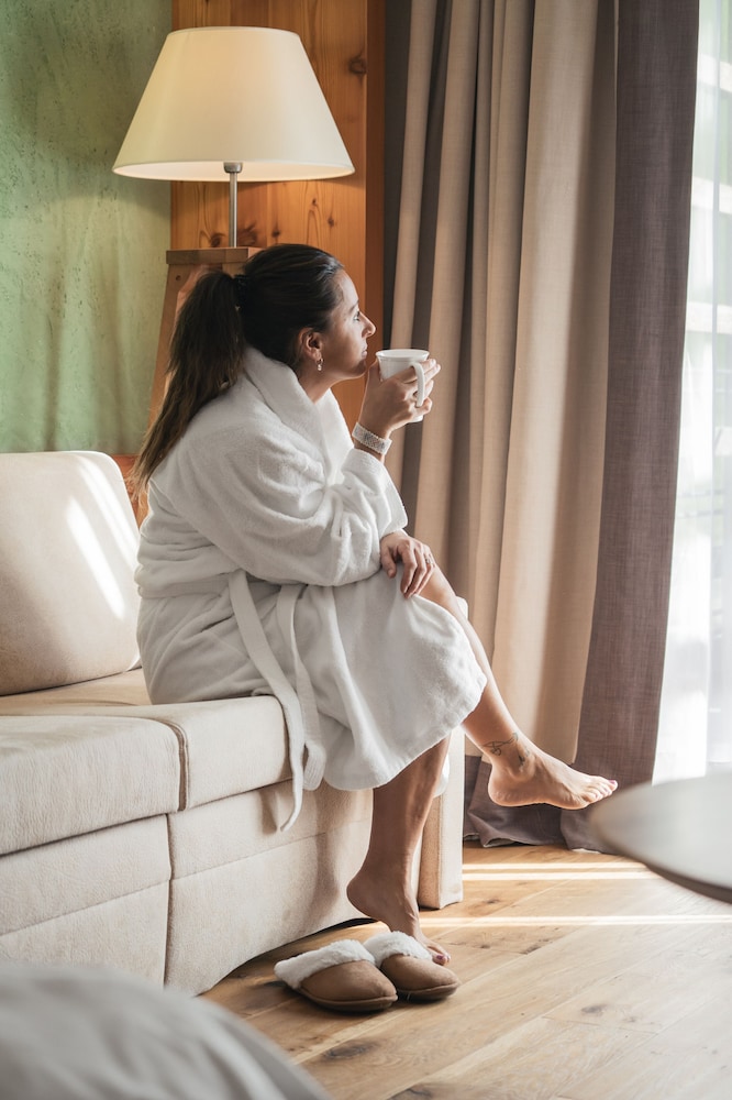 hotel emmy five elements