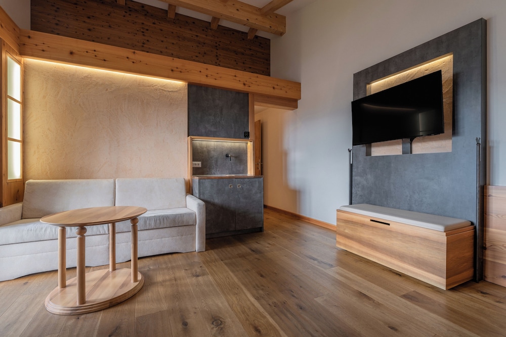 hotel emmy five elements