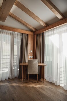 hotel emmy five elements