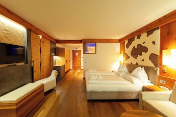 hotel emmy five elements