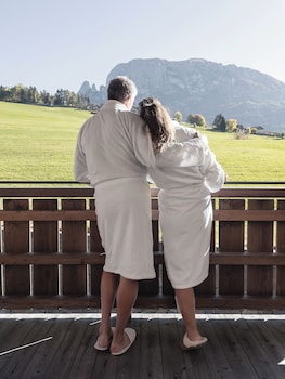 hotel emmy five elements