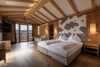 hotel emmy five elements