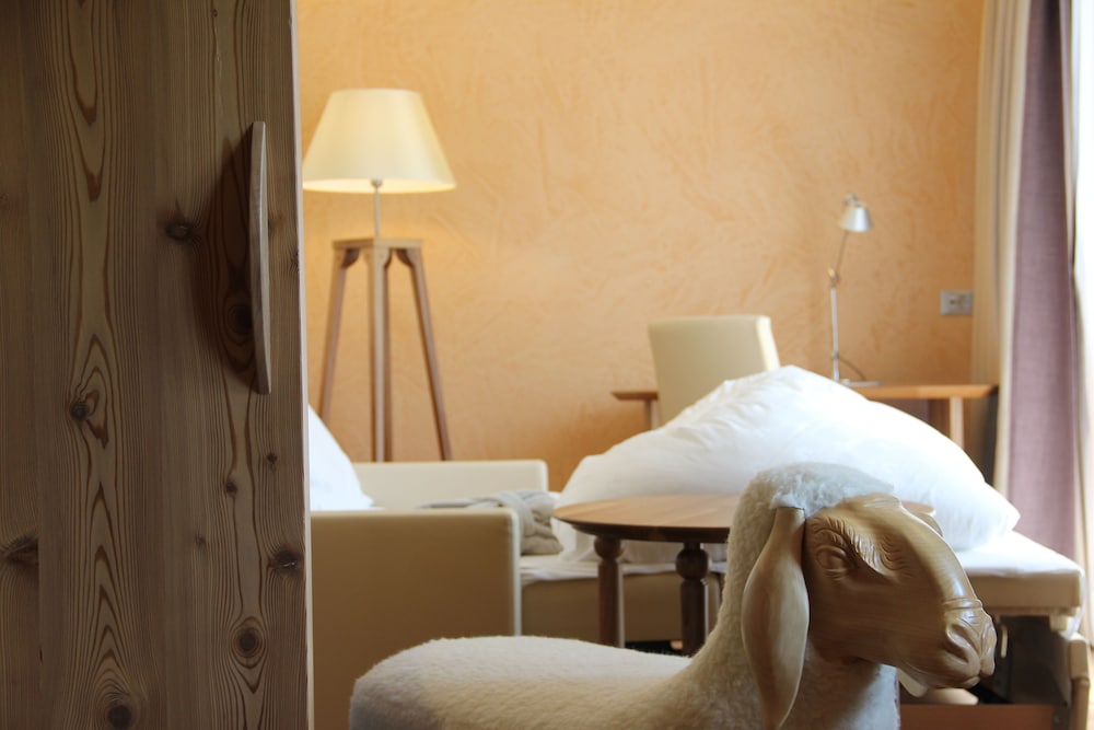 hotel emmy five elements