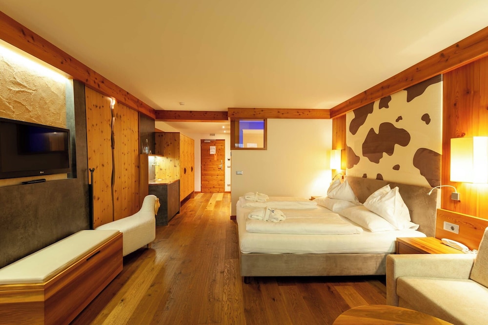 hotel emmy five elements