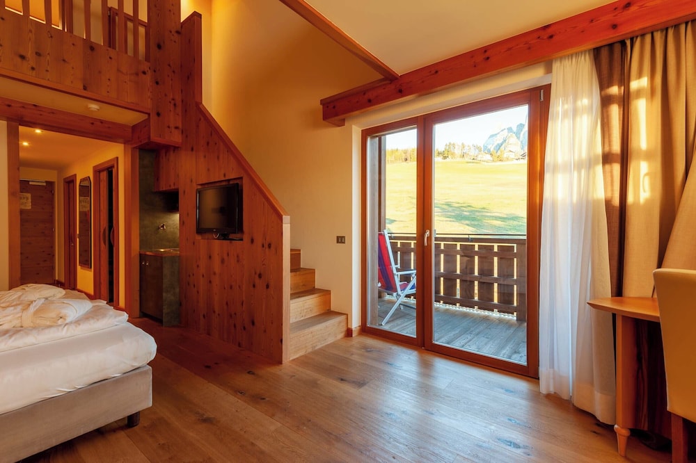 hotel emmy five elements