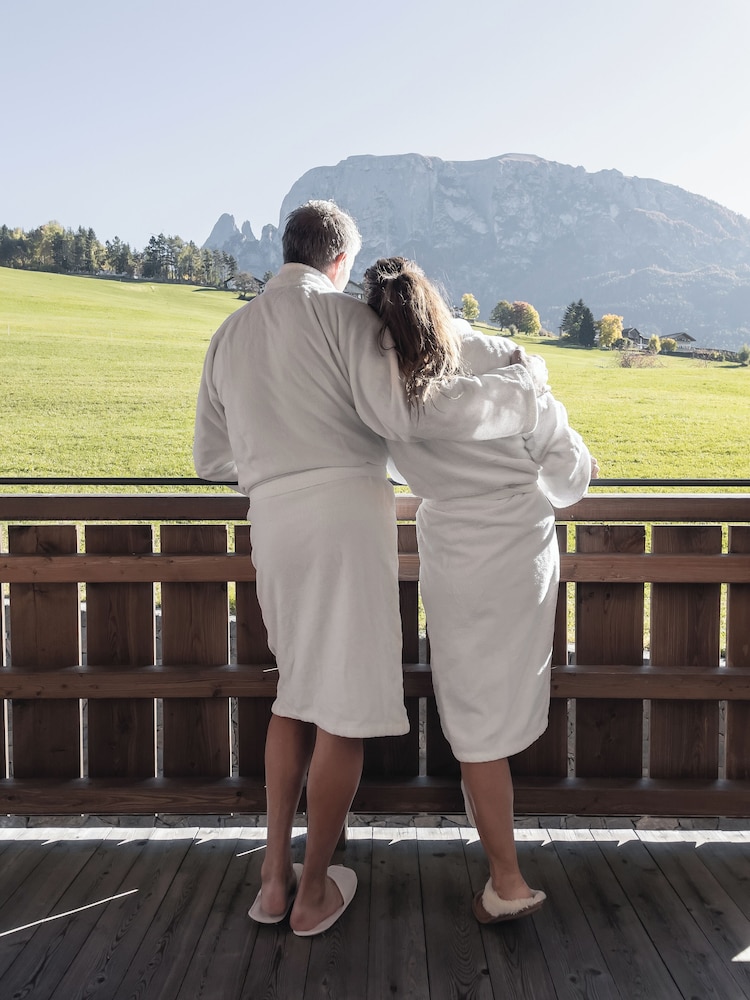 hotel emmy five elements