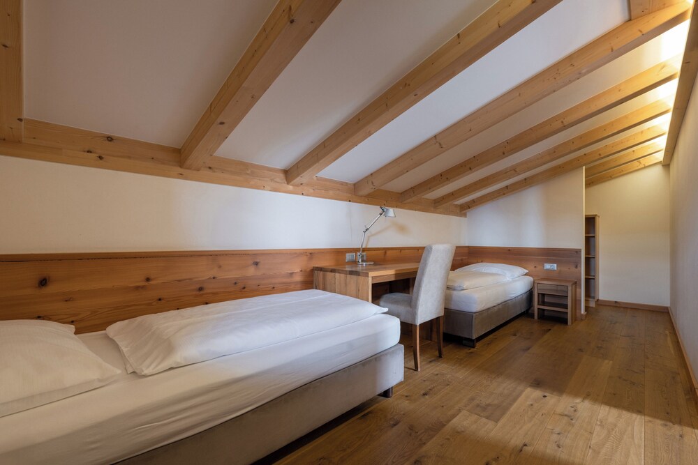 hotel emmy five elements