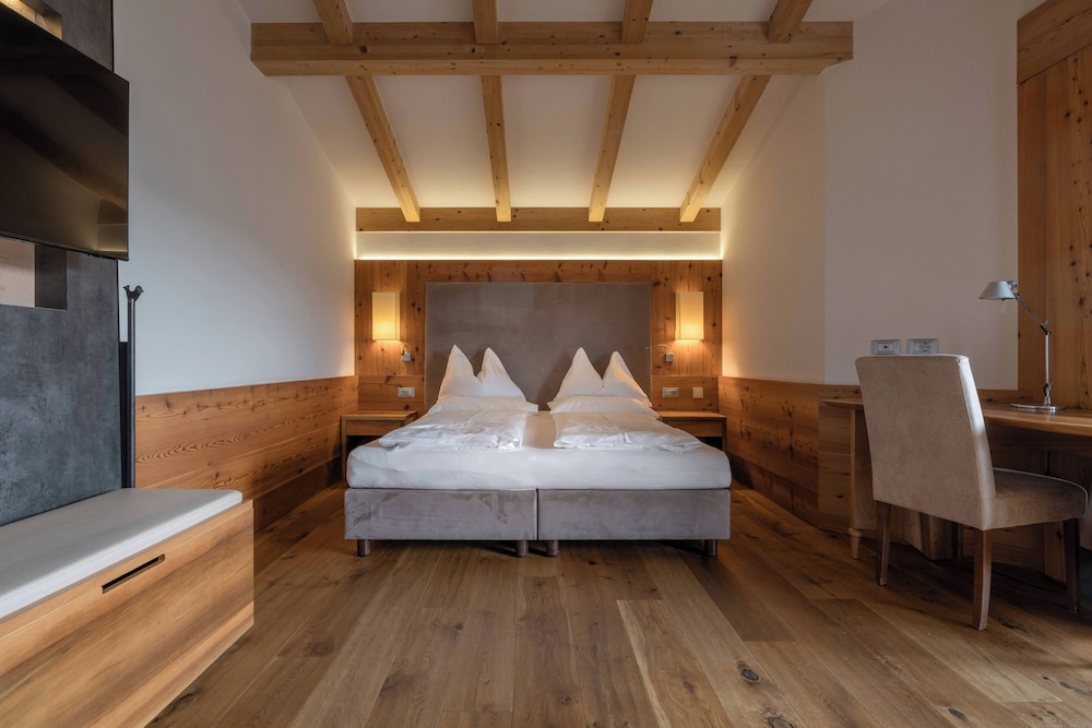 hotel emmy five elements