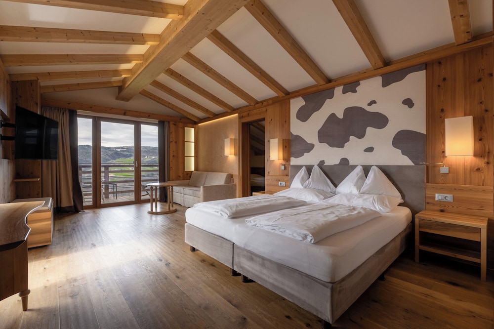 hotel emmy five elements