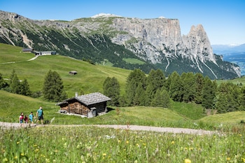 hotel emmy five elements