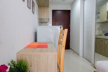cozy studio room apartment at springwood residence