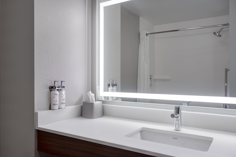 holiday inn express hotel and suites clinton by ihg