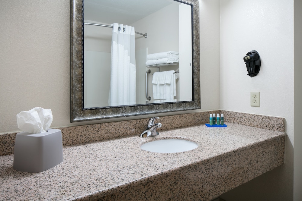 holiday inn express hotel and suites clinton by ihg