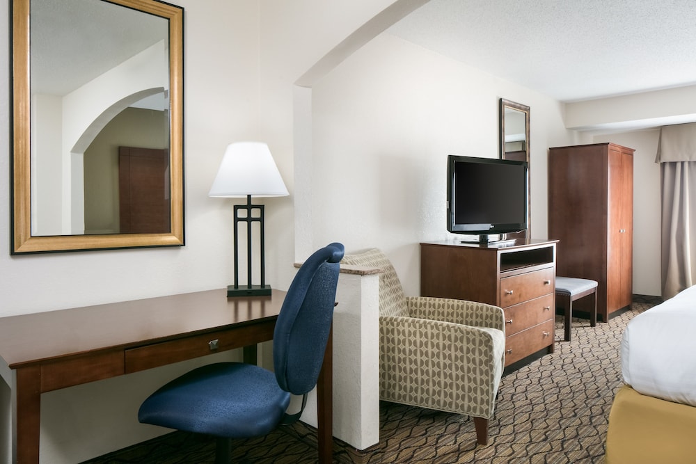 holiday inn express hotel and suites clinton by ihg