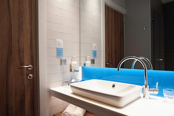 holiday inn express tbilisi avlabari an ihg hotel