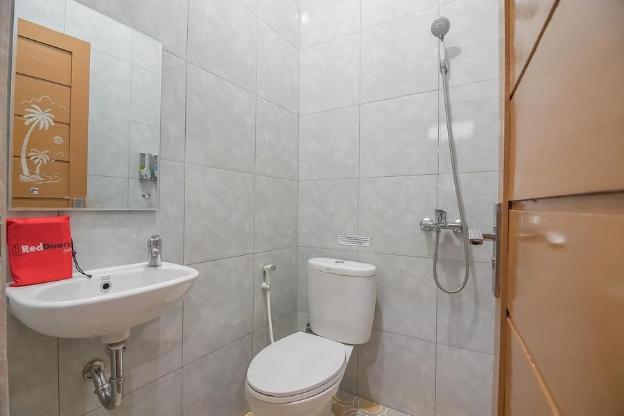 reddoorz plus near syamsudin noor airport 3