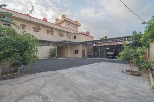 reddoorz plus near syamsudin noor airport 3