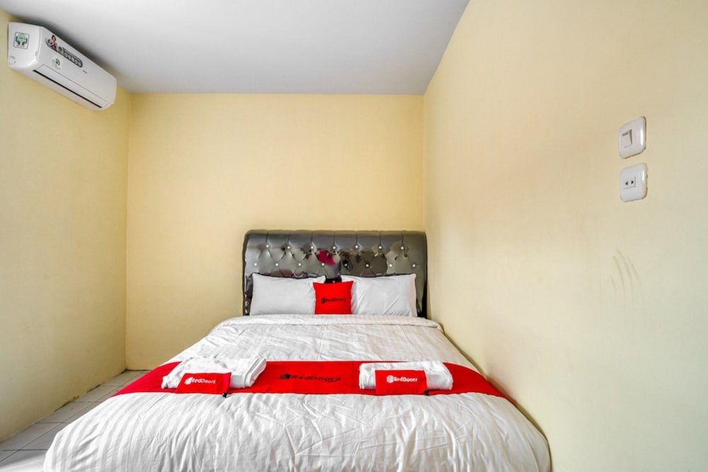 reddoorz plus near rsud dr pirngadi medan 2 hostel