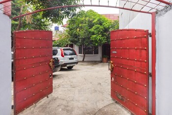 reddoorz near universitas pamulang