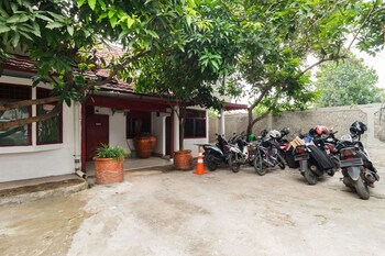 reddoorz near universitas pamulang