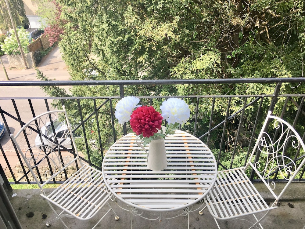 apple perch 2br flat free parking