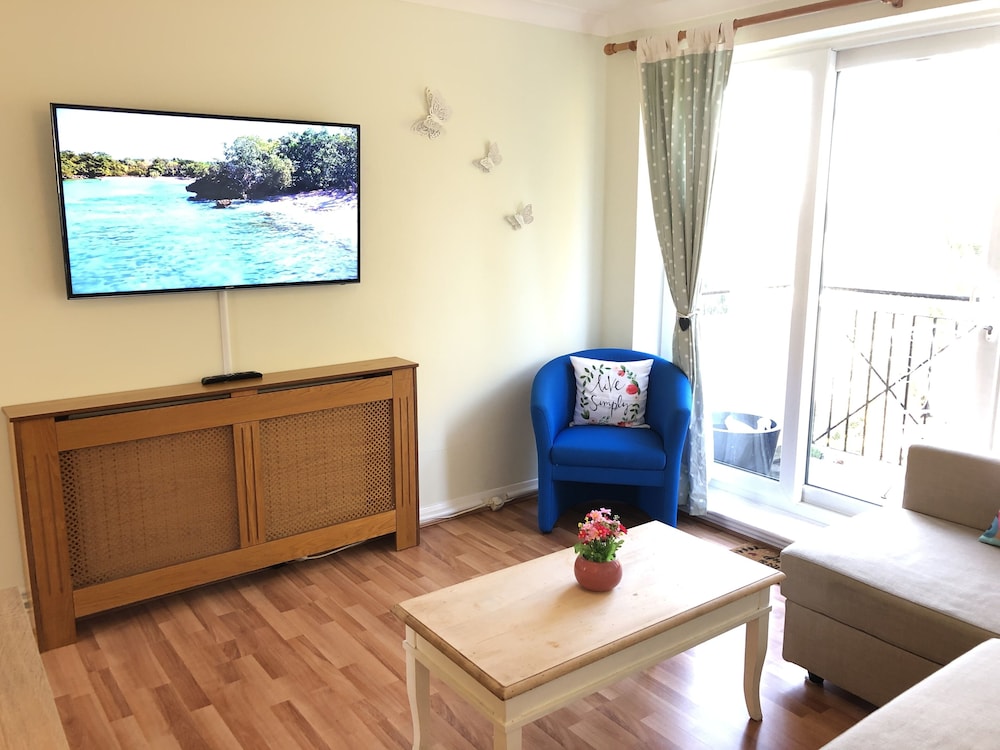 apple perch 2br flat free parking