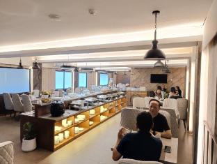 Hotel Monsoon Palace, Guwahati,India>>Guwahati,3 star