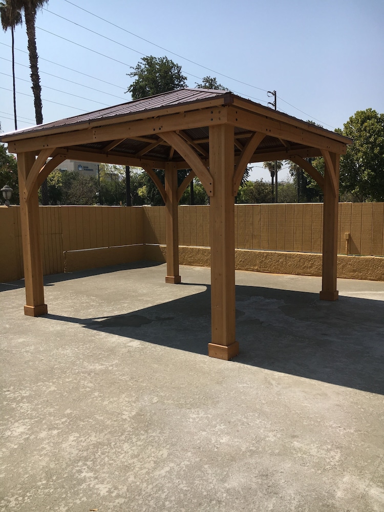 riverside inn and suites